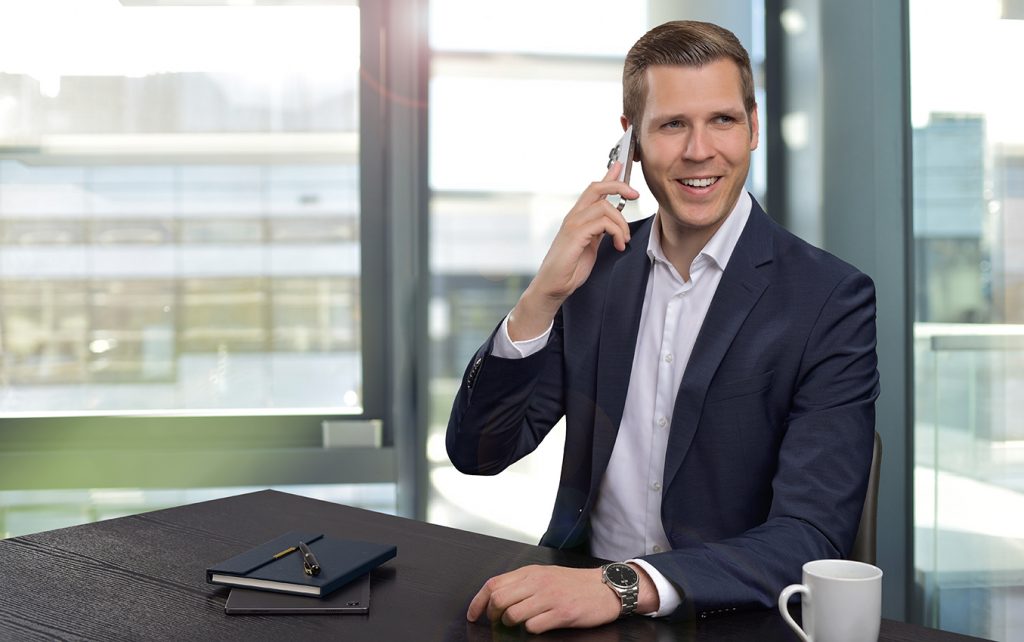 Jochen Lowins, Steuerberater, am Telefon, für Privatpersonen