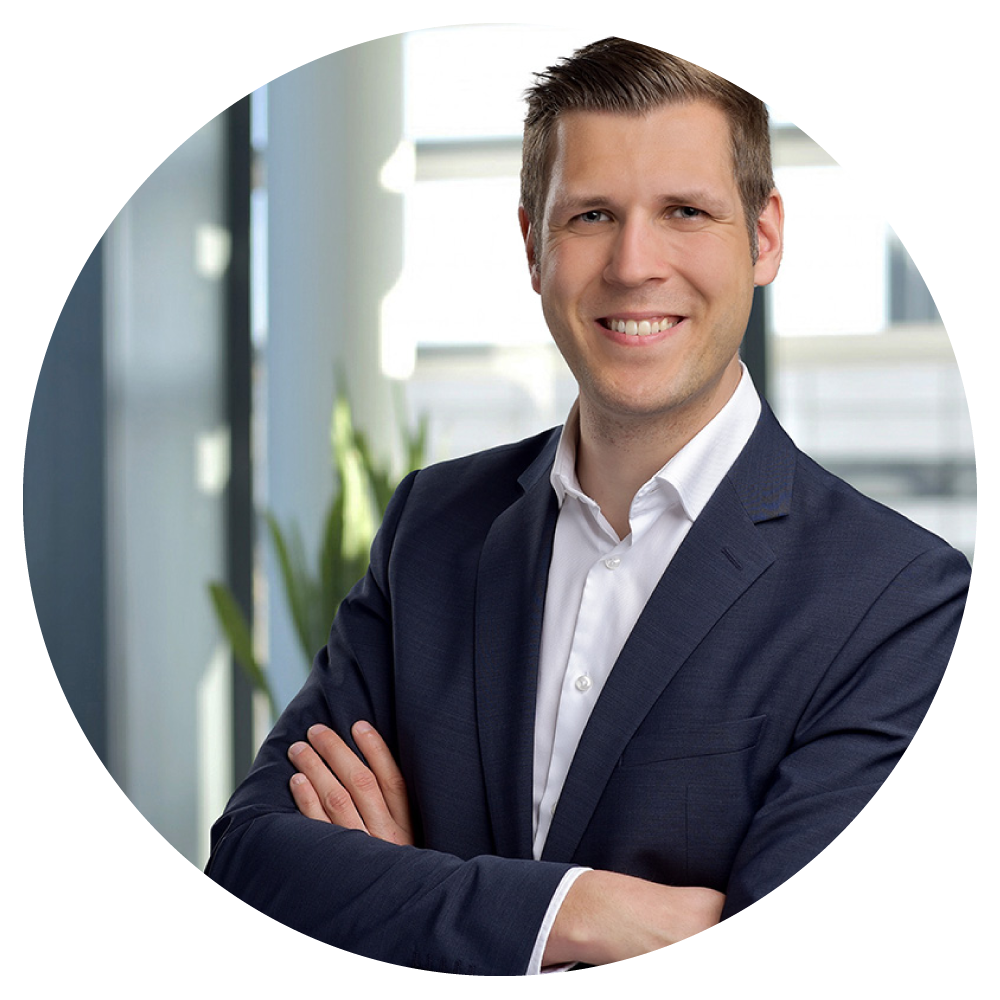 Jochen Lowins vor Glasfassade